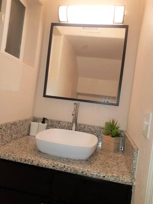 4 Bedrooms & 2.5 Bathrooms In La Los Angeles Eksteriør bilde