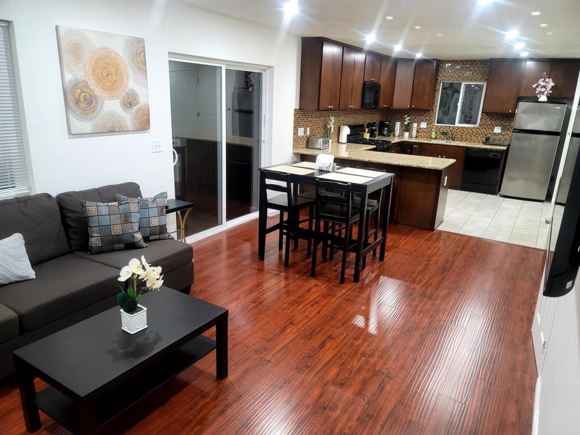 4 Bedrooms & 2.5 Bathrooms In La Los Angeles Eksteriør bilde